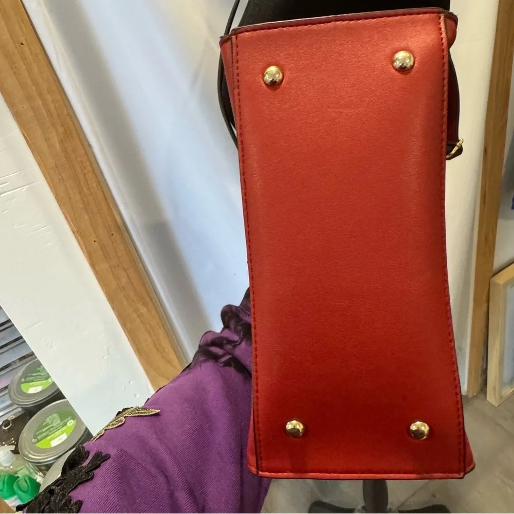 Neiman Marcus Deep Red Leather Crossbody Tote With Gold Geometric Hardware - Picture 4 of 8